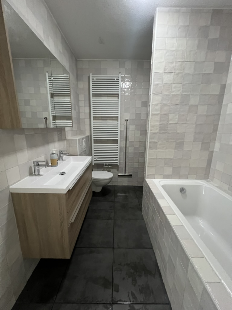 nieuwe tegels badkamer met bad
